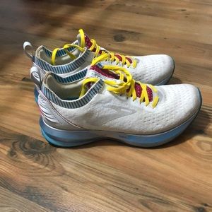 Brooks levitate 2 tennis shoes RARE color